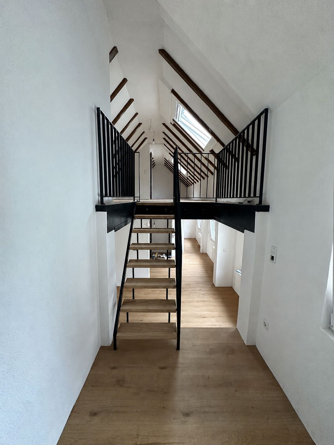 Stahltreppe mit Eichenstufen von Stahlnaht Metallbau